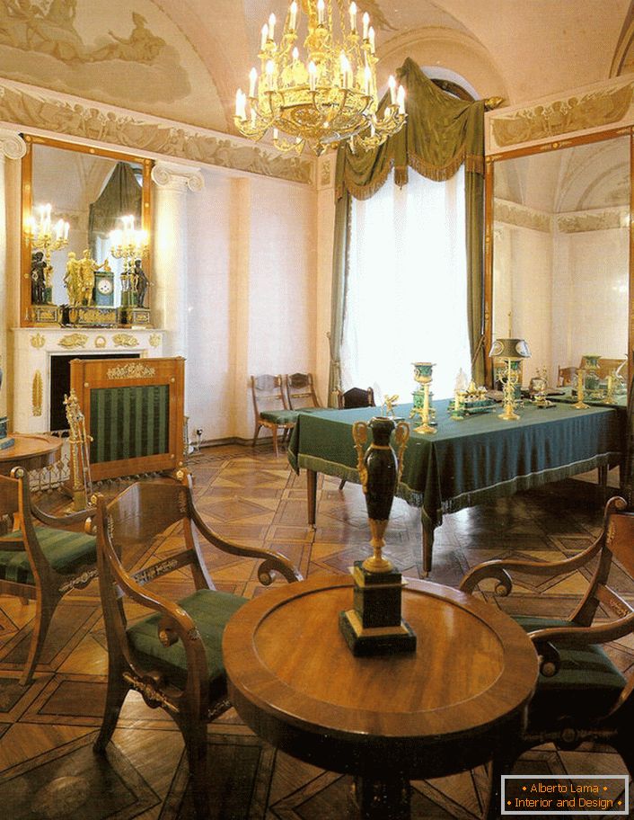 Esszimmer im Empire-Stil in einem großen Landhaus in Südfrankreich.