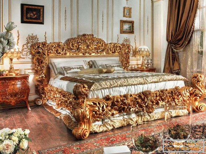 Ein luxuriöses Bett wird in den besten Traditionen des Empire-Stils hergestellt. Massive Rückseiten eines Bettes aus geschnitztem Holz von edler goldener Farbe heben sich vor dem Hintergrund anderer Innendetails ab.