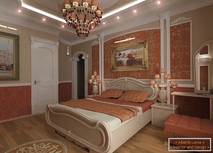 Stilvolles Schlafzimmer Empire in einem zarten Pfirsich und neutralen Beigetönen. Bemerkenswert sind die künstlerischen Gemälde in Zlam-Rahmen, die entsprechend den Anforderungen der Empire-Beleuchtung ausgewählt wurden.