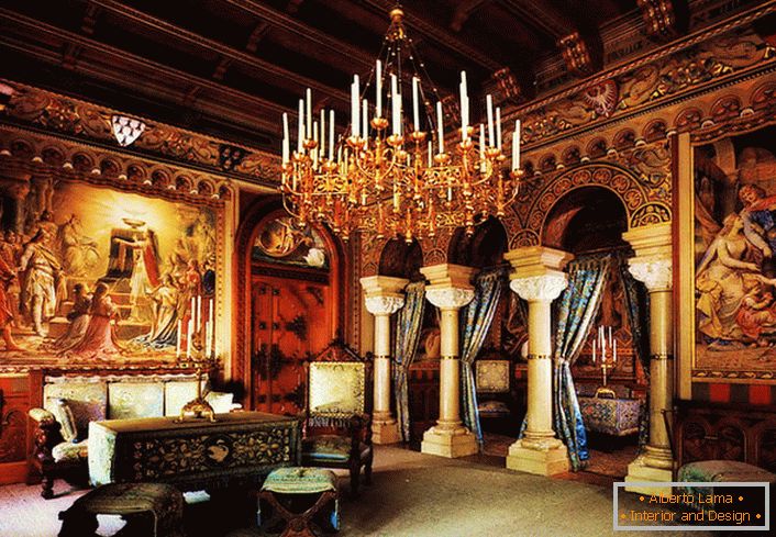 Ein sperriger Kronleuchter mit Kerzen bewegt sich von den Gästen der Halle bis ins letzte Jahrhundert. Königliche Herrenhäuser mit Säulen und Kunstgemälden geben dem Raum noch mehr Prunk.