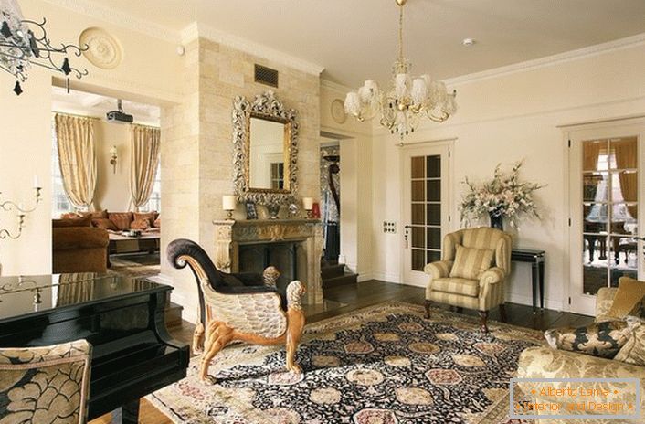 Luxuriöses Wohnzimmer im Empire-Stil mit einem Kamin aus Naturstein. Helle dunkelblaue Designelemente schauen kontrastierend auf einen blassen beige Hintergrund und ziehen das Auge an.
