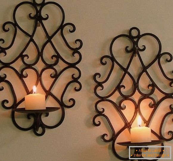 Wandgeschmiedeter Kerzenständer im klassischen Stil