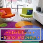Innenraum mit farbigen Sesseln und Teppich