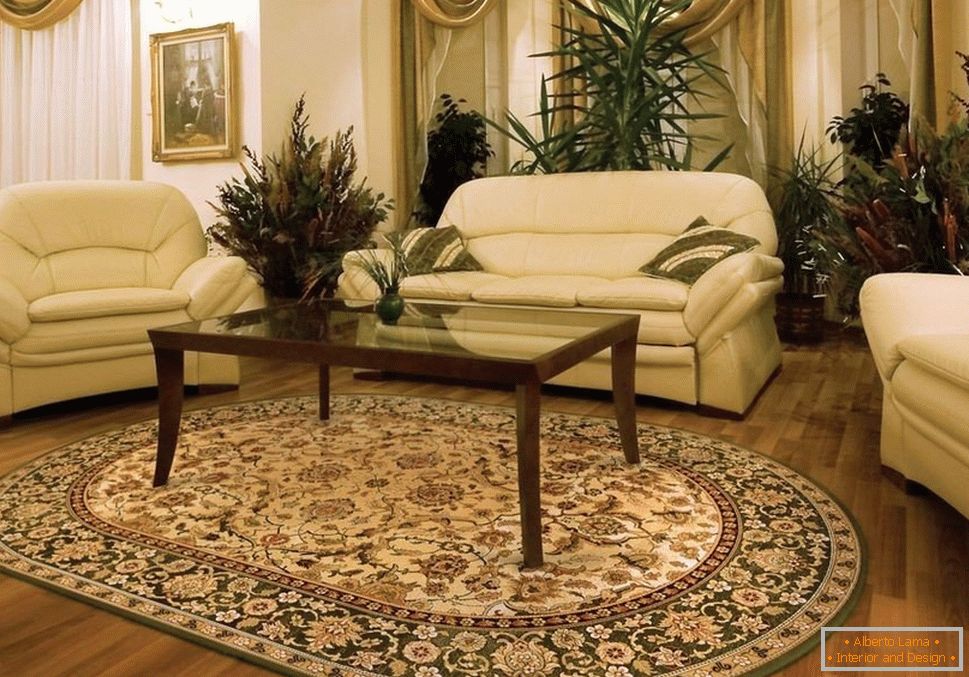 Brown-Tabelle und weiße Lehnsessel und Sofa