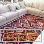 Weiße Sofas und türkischer Teppich