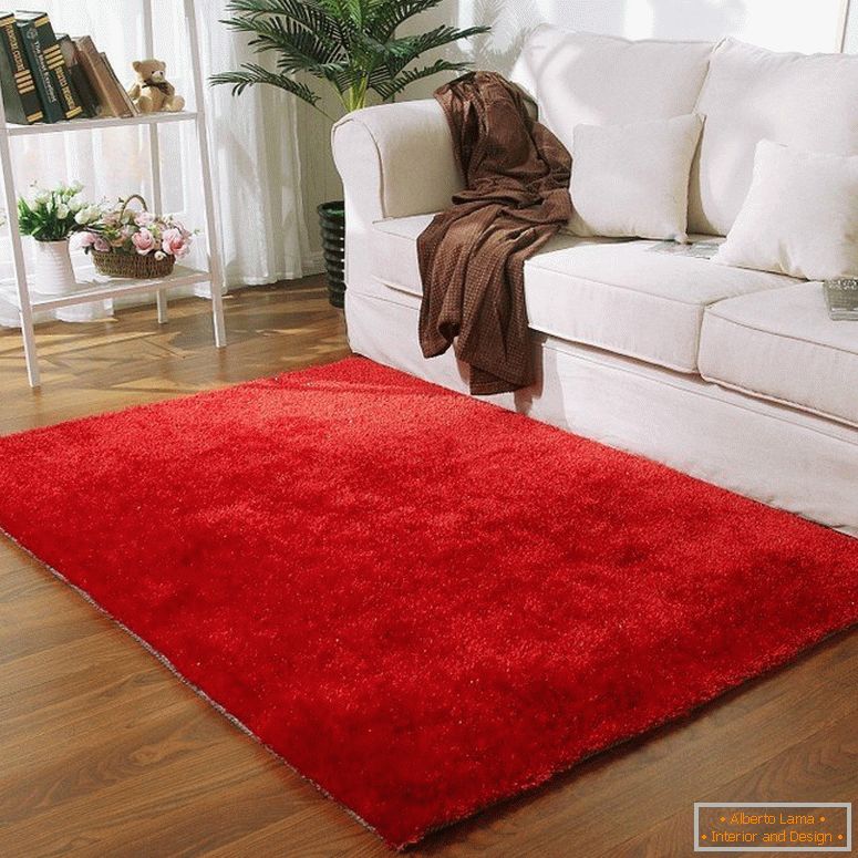 Roter Teppich vor einem weißen Sofa