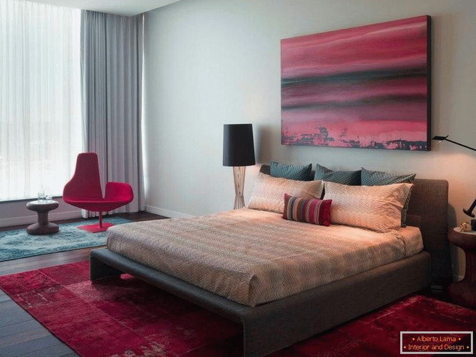 Bordeaux Teppich, ein Sessel und ein Bild im Schlafzimmer