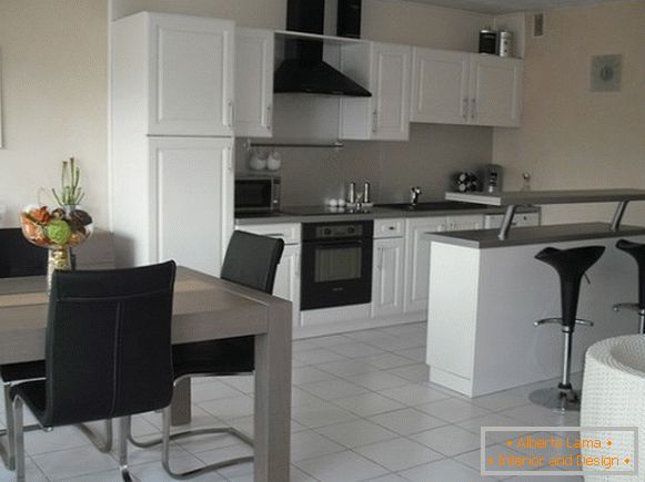 Küchenmöbel в чёрно-белых тонах в дизайне квартиры студии