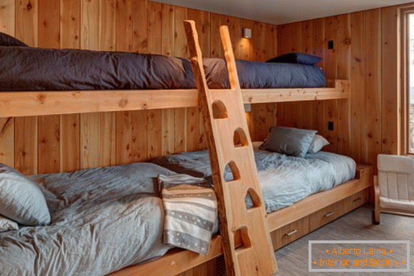 Hausgemachtes Etagenbett aus Holz
