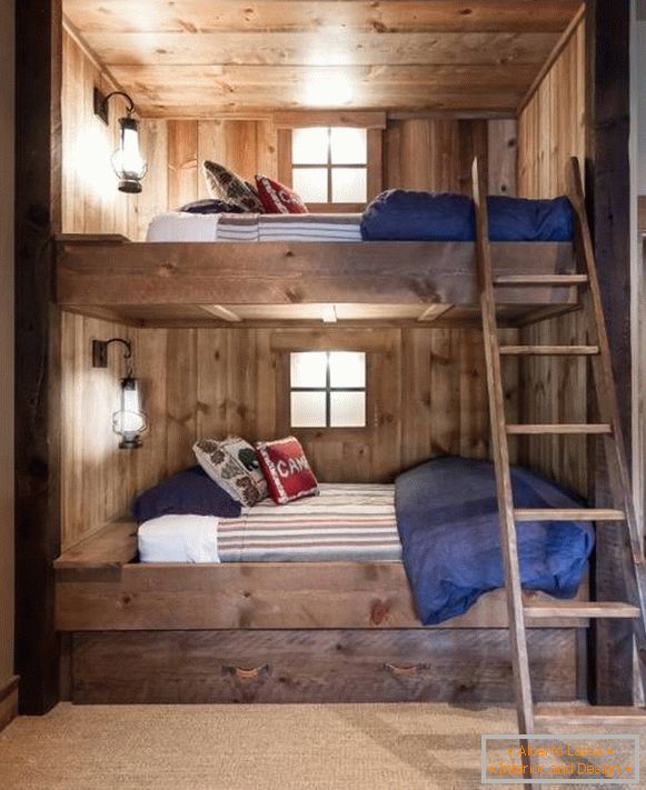Gemütliches zweistöckiges Bett aus Holz