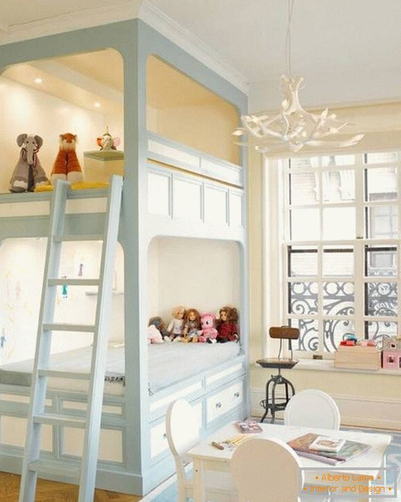Schönes Zimmer für Mädchen mit einem Etagenbett