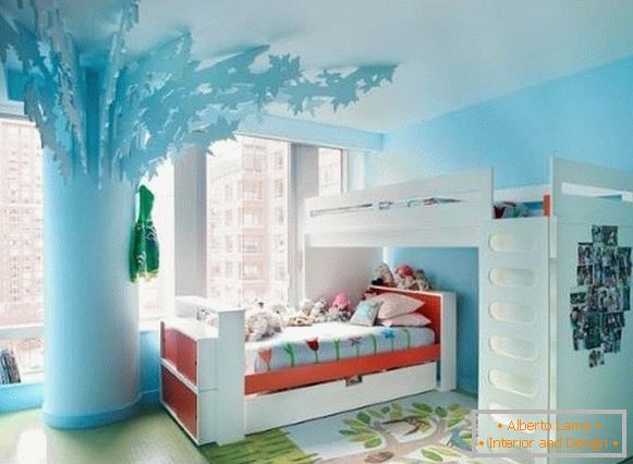 Zweistöckiges Bett und Baum im Zimmer für Mädchen