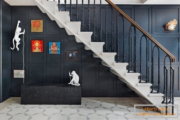 Stilvolle Treppe zum zweiten Stock in einem privaten Haus - Foto im Inneren