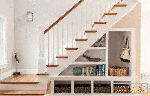 Entwurf einer Treppe in einem privaten Haus mit einem Schrank unter den Schritten