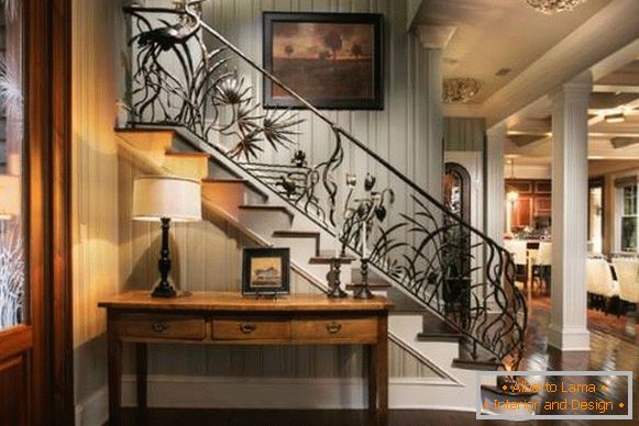 Schönes geschmiedetes Geländer für Treppe im Haus - ein Foto mit Ideen