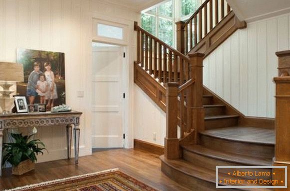 Halle mit einer hölzernen Treppe in einem privaten Haus - Foto