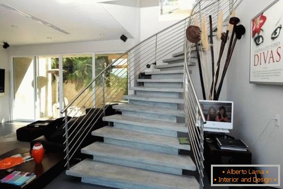 Schönes konkretes Treppenhaus innerhalb eines privaten Hauses