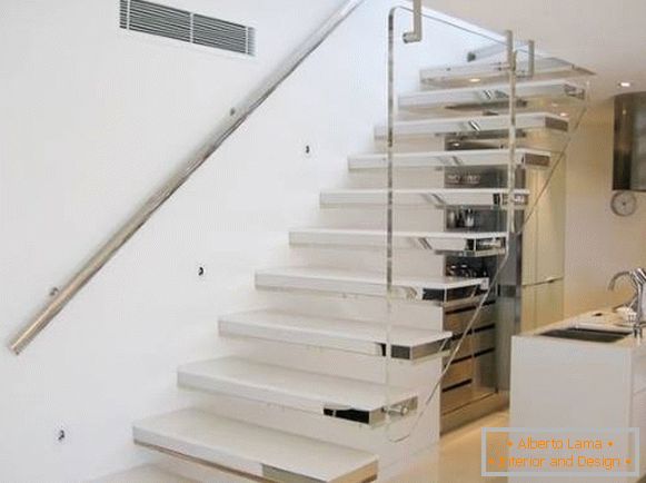 Schöne Treppe im Haus - Fotos von Graden und Handläufen