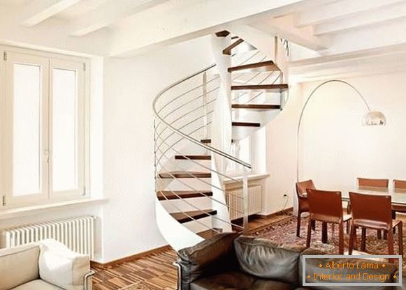 Wendeltreppe in einem privaten Haus aus Holz und Metall