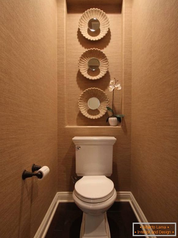 Toilette mit Nische zur Dekoration