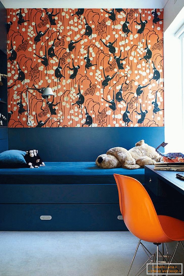 trundle-bed-in-marineblau-und-deco-affen-in-keks-by-de-gournay-wallpaper-for-the-vivacious-kinderzimmer
