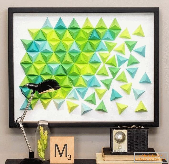 Ein Origami-Panel aus farbigen Dreiecken