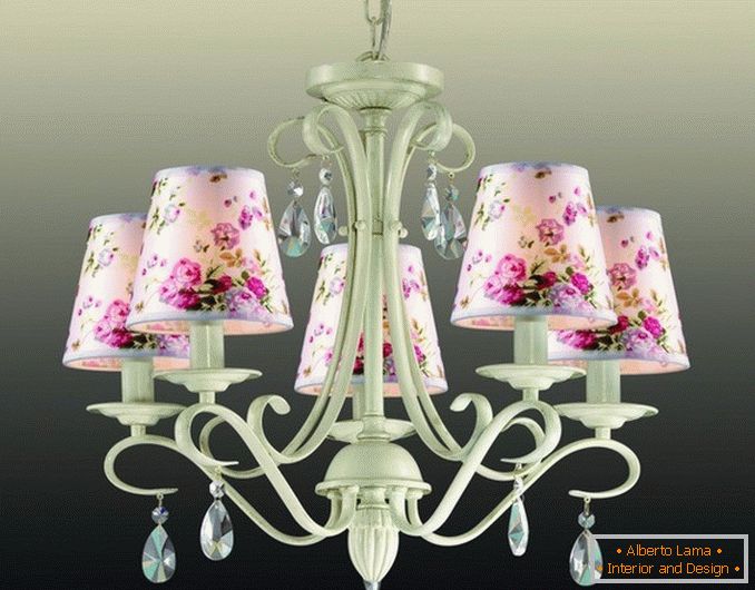 Bunte Deckenlampen im provenzalischen Stil