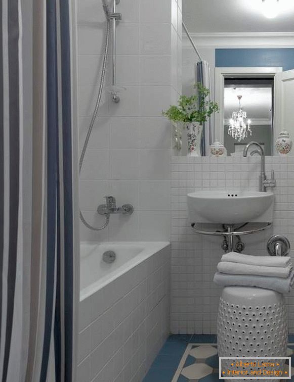 Schöne kleine Badezimmer - ein Foto in weiß und blau