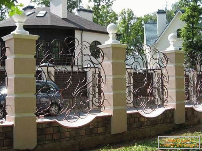 ворота и Zäune für ein Privathaus фото