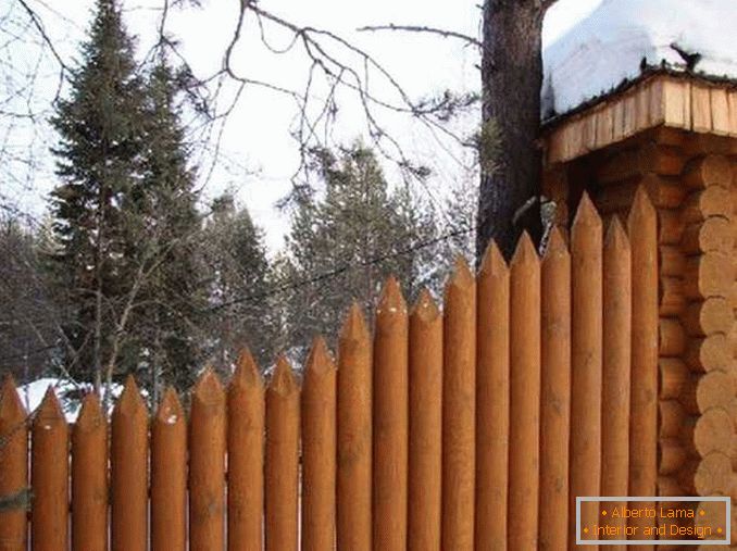 Holzzäune für ein Privathaus Foto