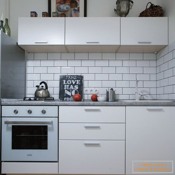 Kompakte Küche in weißer Farbe