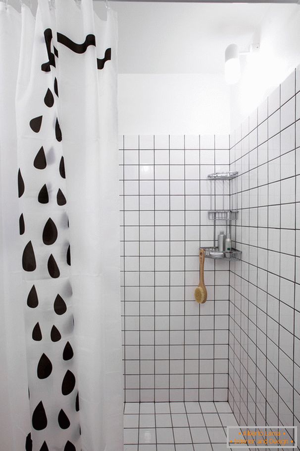 Duschraum mit Blind im Badezimmer
