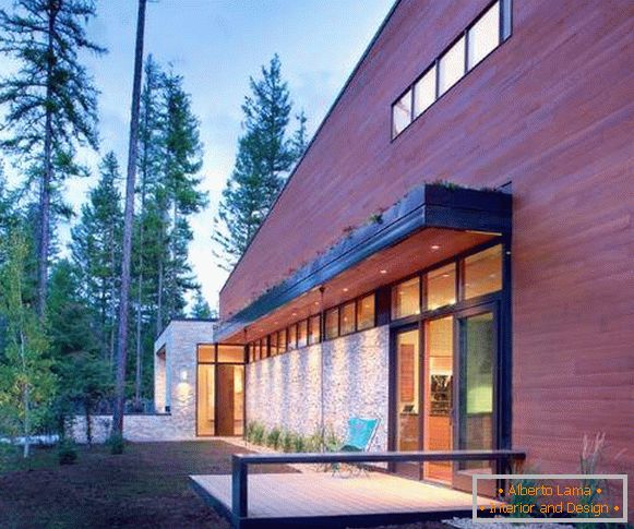 Die ultra-moderne Veranda eines Holzhauses mit Baldachin