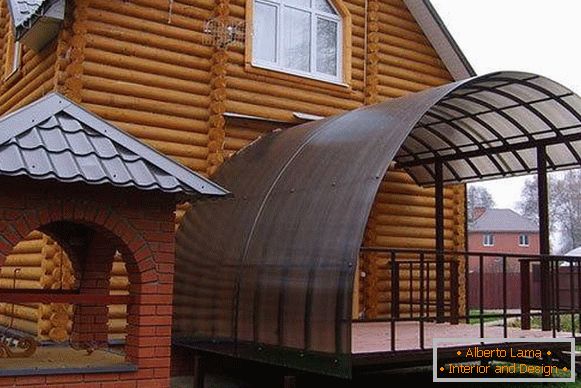 Eine große Veranda aus Polycarbonat - ein Foto von einem Privathaus