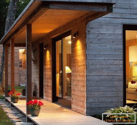 Eine kleine Veranda aus Holz für ein modernes Privathaus