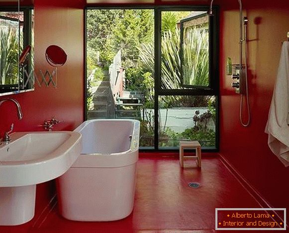 Varianten des Malens der Wände in der Wohnung - rote Farbe im Badezimmer