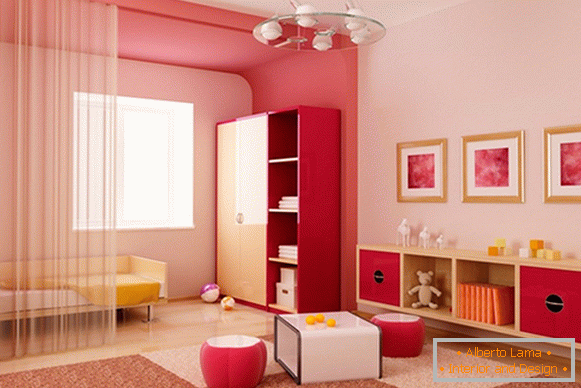 Rosa Farbe an den Wänden und der Decke der Wohnung - Foto