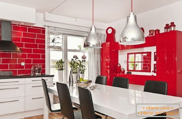 Die Küche ist rot mit weißem Foto 14
