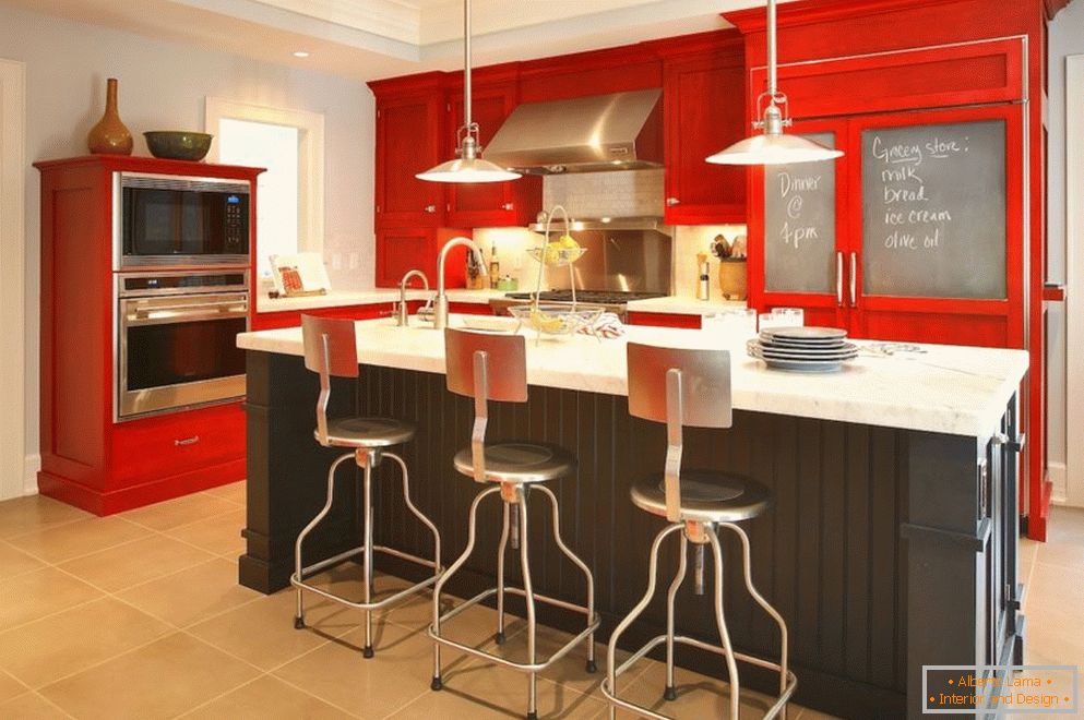 Multi-Level-Decke in der Küche mit roten Möbeln