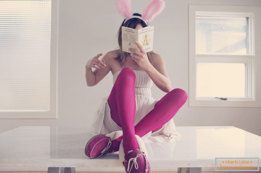Kreative Selbstporträts von Lori Andrews in einem Bunny-Anzug