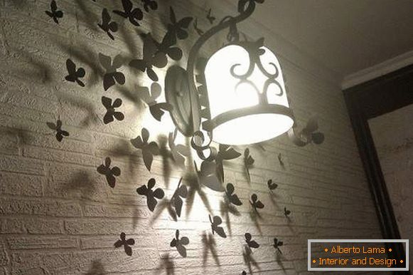 Interessante Ideen für ein Haus mit eigenen Händen - ein Foto von einer selbstgemachten Lampe an der Wand