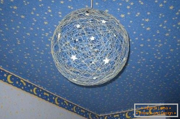 Ideen für die Dekoration eines Hauses mit eigenen Händen - ein Ball aus Fäden wie eine Lampe