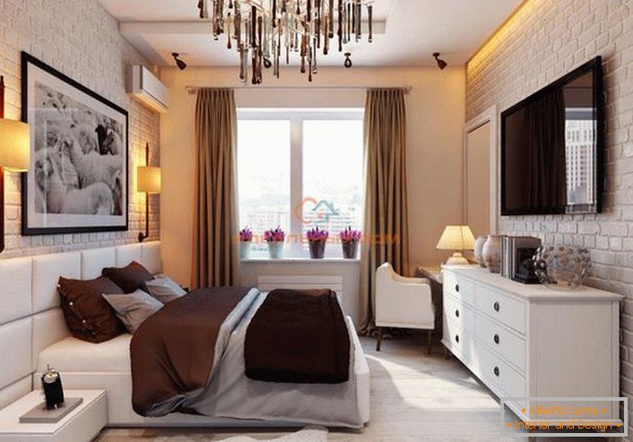 Ein kleines Schlafzimmer im Loft-Stil ist in hellen Farben gehalten. Elegantes, luxuriöses Design in einer ungewöhnlichen Interpretation.