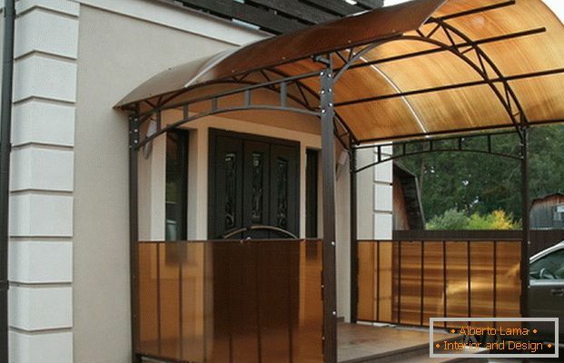 einfache Veranda aus Polycarbonat in einem privaten Haus