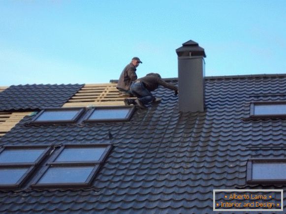Installation eines Daches von einer Metallfliese Foto 2