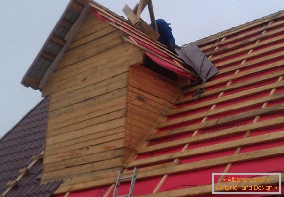 Installation eines Daches von einer Metallfliese Foto 3