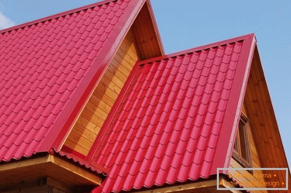 Rotes Dach aus Metall