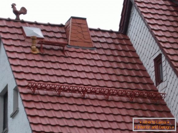 Die Vorrichtung eines Dachs von einer Metallfliese Foto 2