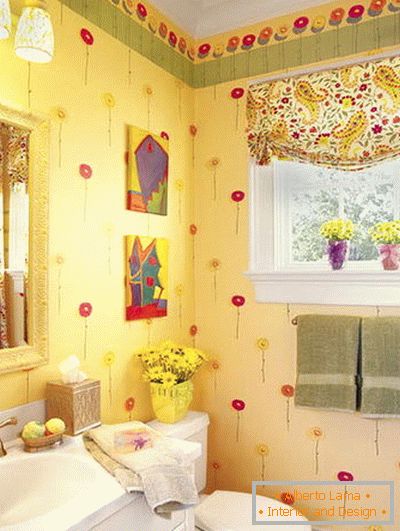 Blumen und Vorhänge im Badezimmer