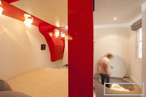 Das ursprüngliche Design des Schlafzimmers: ein verwandelbarer rot-weißer Raum und ein Badezimmer